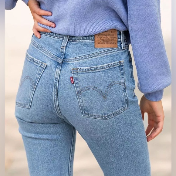 Women’s Levi’s Wedgie Straight Distressed Jeans - Picture 2 of 9